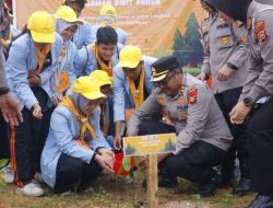 Kapolres Kampar : “Lestarikan Alam” Sosialisasi Green Policing dan Tanam Pohon Bersama Mahasiswa UNRI