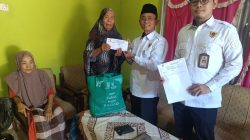 Ketua BAZNAS Kampar Turun Langsung Bantu Nenek Komalia di Pulau Ona, Warga Apresiasi Langkah Cepat BAZNAS 