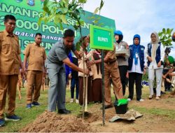 Hari Pohon Sedunia: Bupati Kampar Pimpin Penanaman Pohon di Tepi Subayang untuk Generasi Mendatang