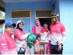 Sambil Bersepeda Bupati Kampar dan Wabup Beri Bantuan Sembako Kepada Masyarakat, Sambut Bulan Suci Ramadhan Peduli Sesama 