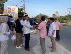 Menjelang Buka Puasa H. Taridi Turun ke Jalan Berbagi Takjil Kepada Warga Depan Kantor Gerindra 