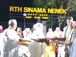 Kepala Desa Sinamanenek Rutin Bagikan Sembako Setiap Malam Usai Tarawih untuk Warga