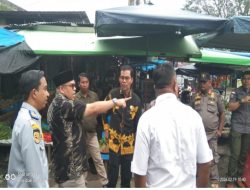 Plt Kasatpol PP Kampar Tertibkan Parkir di Pasar Inpres Bangkinang