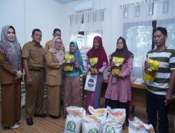 Wabup Kampar Salurkan Bantuan Pangan di Kampar Utara, Ratusan Warga Desa Sawah Terima Sembako