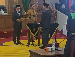 Wakil Ketua I DPRD Kampar Iib Nursaleh Lantik Idris Menjadi Anggota DPRD Kampar
