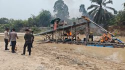 Polsek Kampar kiri dan Jajaran Bakar Alat Peti, 12 Unit Rakit Tambang Emas Hangus