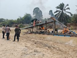 Polsek Kampar kiri dan Jajaran Bakar Alat Peti, 12 Unit Rakit Tambang Emas Hangus