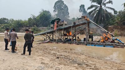 Polsek Kampar kiri dan Jajaran Bakar Alat Peti, 12 Unit Rakit Tambang Emas Hangus