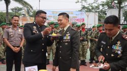 HUT TNI Ke 81, Surprise Potong Kue Kapolres Kampar Kepada Kodim 0313/KPR