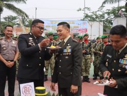 HUT TNI Ke 81, Surprise Potong Kue Kapolres Kampar Kepada Kodim 0313/KPR