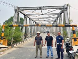 Dishub Kampar Bakal Benahi Plang Jembatan Kampuong Godang Usai di Tabrak Mobil, Pengendara di Laporkan Kabur 