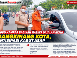 Antisipasi Kabut Asap, BPBD Kampar Bagikan Masker kepada Pengendara di Jalan Ayani